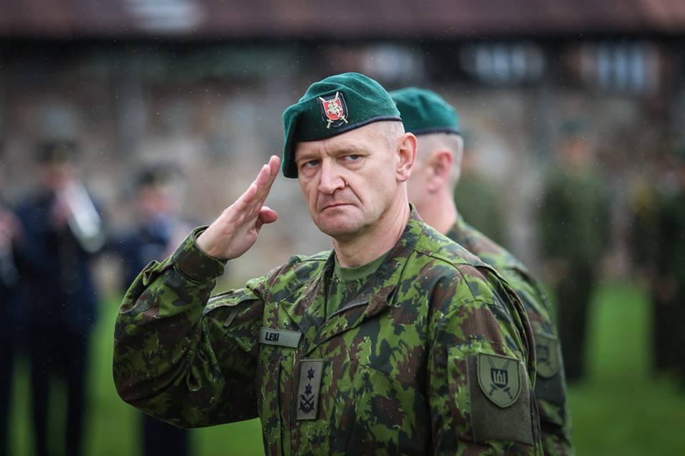 Generolas majoras A. Leika atsisveikina su Sausumos pajėgų kariais. Lietuvos kariuomenės nuotrauka.